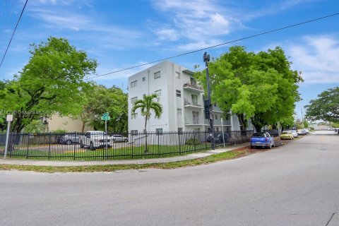 Condo in Miami, Florida, 2 bedrooms  № 1895827 - photo 4