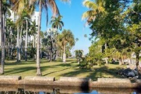Condo in Miami, Florida, 2 bedrooms  № 1895827 - photo 23