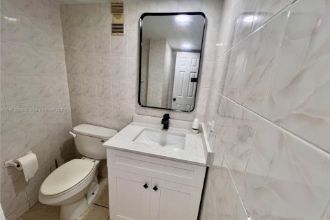 Condo in Miami, Florida, 2 bedrooms  № 1895827 - photo 11