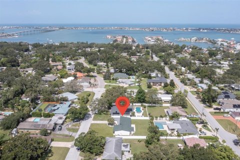 House in Belleair Bluffs, Florida 3 bedrooms, 146.04 sq.m. № 1848126 - photo 3