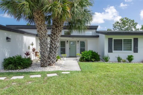 House in Belleair Bluffs, Florida 3 bedrooms, 146.04 sq.m. № 1848126 - photo 1