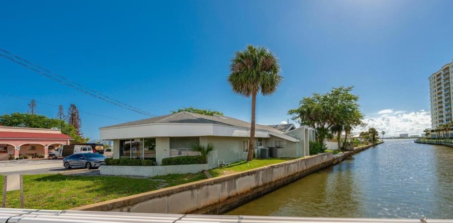 Commercial property in South Daytona, Florida 240.99 sq.m. № 2204389