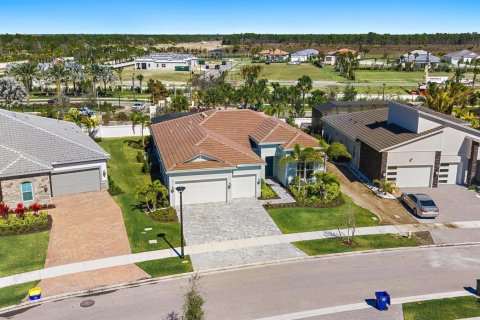 House in Palm Beach Gardens, Florida 3 bedrooms, 236.34 sq.m. № 2248417 - photo 2