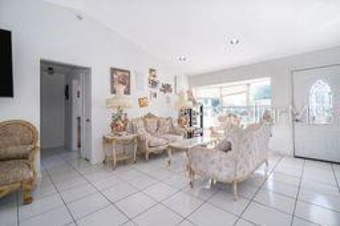 House in Ocala, Florida 3 bedrooms, 141.86 sq.m. № 2217117 - photo 3