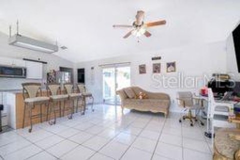 House in Ocala, Florida 3 bedrooms, 141.86 sq.m. № 2217117 - photo 6
