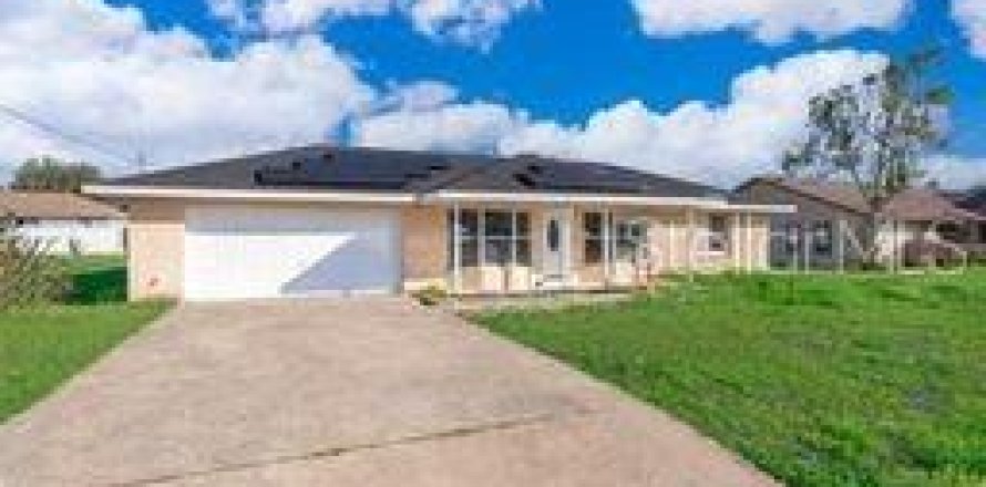 House in Ocala, Florida 3 bedrooms, 141.86 sq.m. № 2217117