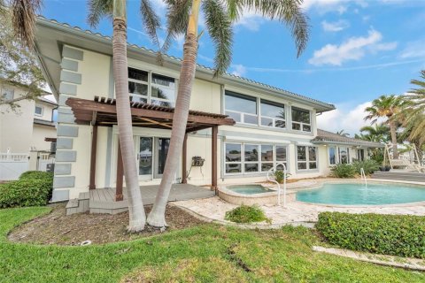 House in Clearwater, Florida 4 bedrooms, 485.69 sq.m. № 1655904 - photo 18