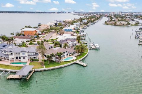 House in Clearwater, Florida 4 bedrooms, 485.69 sq.m. № 1655904 - photo 25