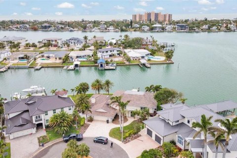 House in Clearwater, Florida 4 bedrooms, 485.69 sq.m. № 1655904 - photo 24