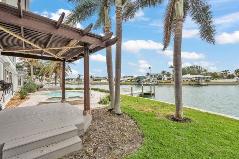 House in Clearwater, Florida 4 bedrooms, 485.69 sq.m. № 1655904 - photo 17