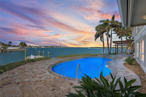House in Clearwater, Florida 4 bedrooms, 485.69 sq.m. № 1655904 - photo 1
