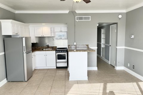 Condo in Jacksonville, Florida  № 880039 - photo 1