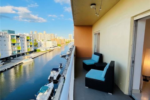 Condo in North Miami Beach, Florida, 1 bedroom  № 1897617 - photo 16