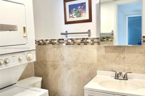 Condo in North Miami Beach, Florida, 1 bedroom  № 1897617 - photo 18