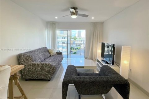 Condo in North Miami Beach, Florida, 1 bedroom  № 1897617 - photo 12