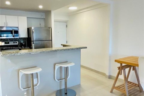 Condo in North Miami Beach, Florida, 1 bedroom  № 1897617 - photo 3