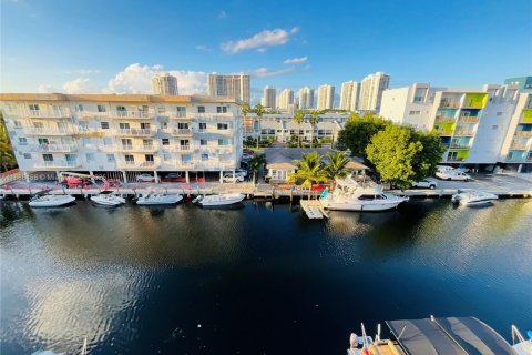 Condo in North Miami Beach, Florida, 1 bedroom  № 1897617 - photo 19