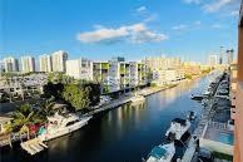 Condo in North Miami Beach, Florida, 1 bedroom  № 1897617 - photo 1
