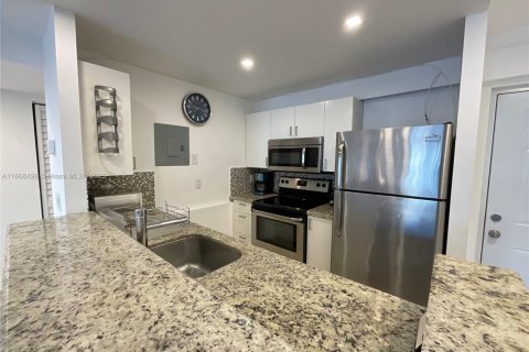 Condo in North Miami Beach, Florida, 1 bedroom  № 1897617 - photo 6