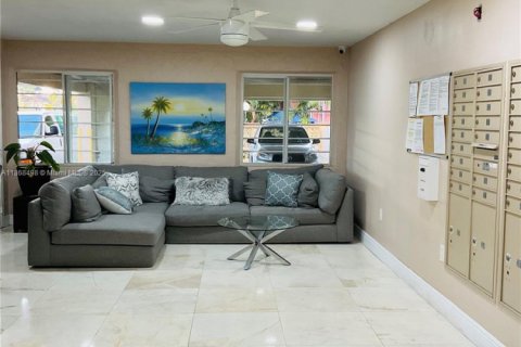 Condo in North Miami Beach, Florida, 1 bedroom  № 1897617 - photo 20