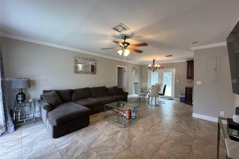 Casa en alquiler en Fort Lauderdale, Florida, 3 dormitorios, 153.01 m2 № 1938428 - foto 3