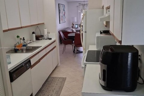 Снять в аренду кондоминиум в Пемброк-Пайнс, Флорида 2 спальни, 102.19м2, № 1930428 - фото 2