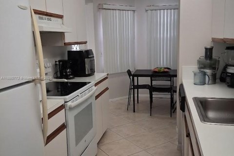 Снять в аренду кондоминиум в Пемброк-Пайнс, Флорида 2 спальни, 102.19м2, № 1930428 - фото 1