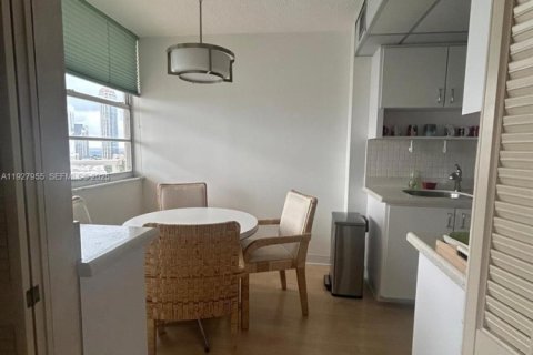 Снять в аренду кондоминиум в Санни-Айлс-Бич, Флорида 2 спальни, 118.45м2, № 1988167 - фото 2