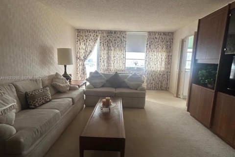 Снять в аренду кондоминиум в Санни-Айлс-Бич, Флорида 2 спальни, 118.45м2, № 1988167 - фото 1