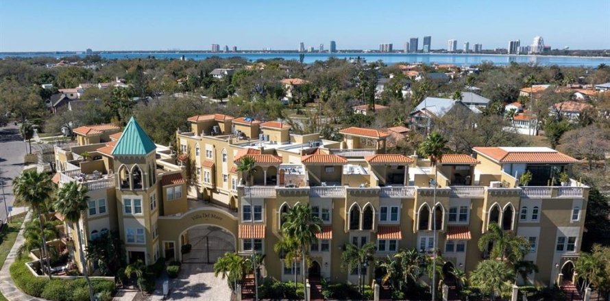 Touwnhouse à Tampa, Floride 4 chambres, 261.06 m2 № 2408953