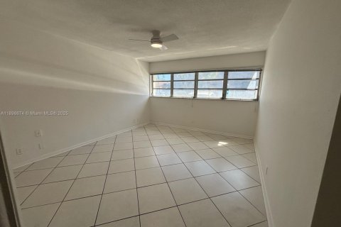 Copropriété à louer à Hallandale Beach, Floride: 2 chambres, 99.78 m2 № 2014785 - photo 16