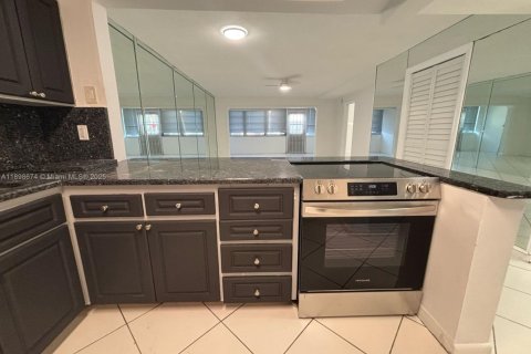 Copropriété à louer à Hallandale Beach, Floride: 2 chambres, 99.78 m2 № 2014785 - photo 12