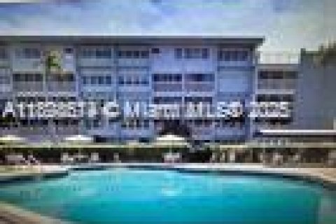 Copropriété à louer à Hallandale Beach, Floride: 2 chambres, 99.78 m2 № 2014785 - photo 3