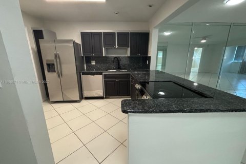 Copropriété à louer à Hallandale Beach, Floride: 2 chambres, 99.78 m2 № 2014785 - photo 7