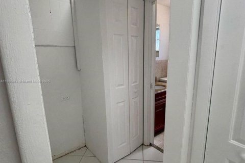 Copropriété à louer à Hallandale Beach, Floride: 2 chambres, 99.78 m2 № 2014785 - photo 22