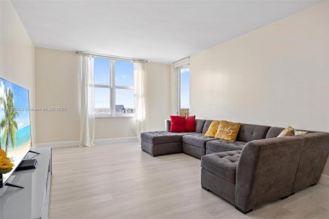 Condo in Fort Lauderdale, Florida, 2 bedrooms  № 1860028 - photo 13