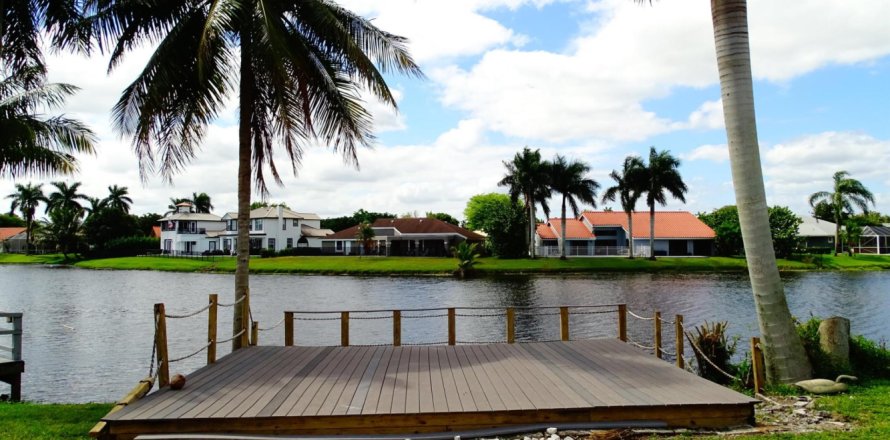 House in Wellington, Florida 4 bedrooms, 265.61 sq.m. № 1104727