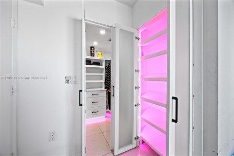 Condo in Miami, Florida, 2 bedrooms  № 1937901 - photo 28
