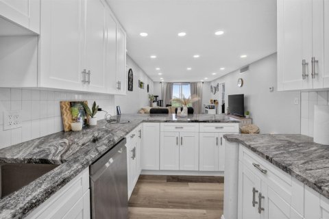 Condo in Boynton Beach, Florida, 2 bedrooms  № 2262973 - photo 13
