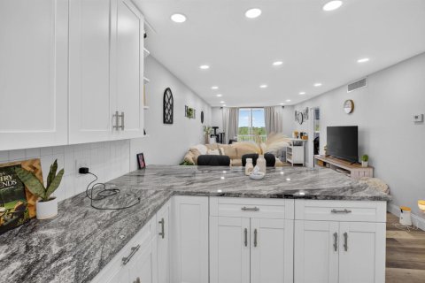 Condo in Boynton Beach, Florida, 2 bedrooms  № 2262973 - photo 14