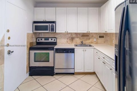 Condominio en venta en North Bay Village, Florida, 2 dormitorios, 106.74 m2 № 2033006 - foto 10