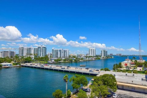 Condominio en North Bay Village, Florida, 2 dormitorios № 2033006