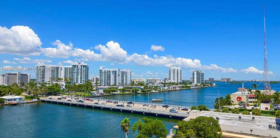 Condominio en North Bay Village, Florida, 2 dormitorios № 2033006