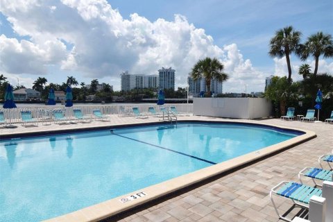 Condominio en venta en North Bay Village, Florida, 2 dormitorios, 106.74 m2 № 2033006 - foto 12