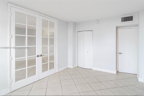 Condominio en venta en North Bay Village, Florida, 2 dormitorios, 106.74 m2 № 2033006 - foto 3