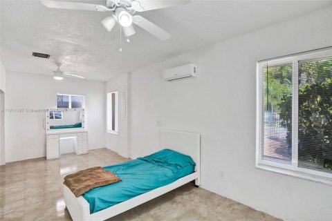 Casa en venta en Miami, Florida, 4 dormitorios, 219.9 m2 № 1969363 - foto 26
