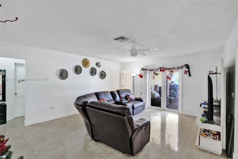 Casa en venta en Miami, Florida, 4 dormitorios, 219.9 m2 № 1969363 - foto 15