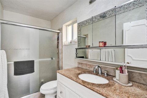 Casa en venta en Miami, Florida, 4 dormitorios, 219.9 m2 № 1969363 - foto 23