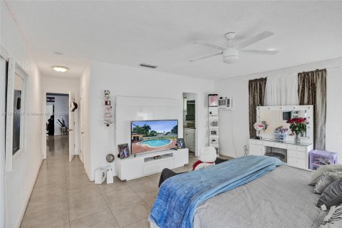 Casa en venta en Miami, Florida, 4 dormitorios, 219.9 m2 № 1969363 - foto 22