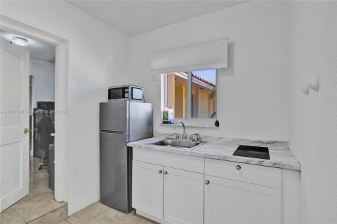 Casa en venta en Miami, Florida, 4 dormitorios, 219.9 m2 № 1969363 - foto 29